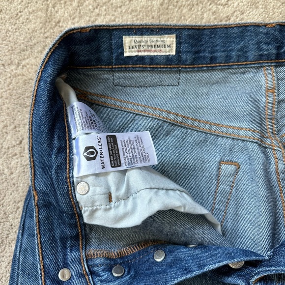 Levi’s 501 Original Fit Women’s Jeans in Medium Wash - Picture 6 of 11